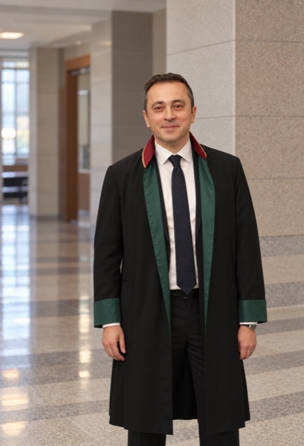 Avukat Güçlü Şan, cübbesiyle adliyede